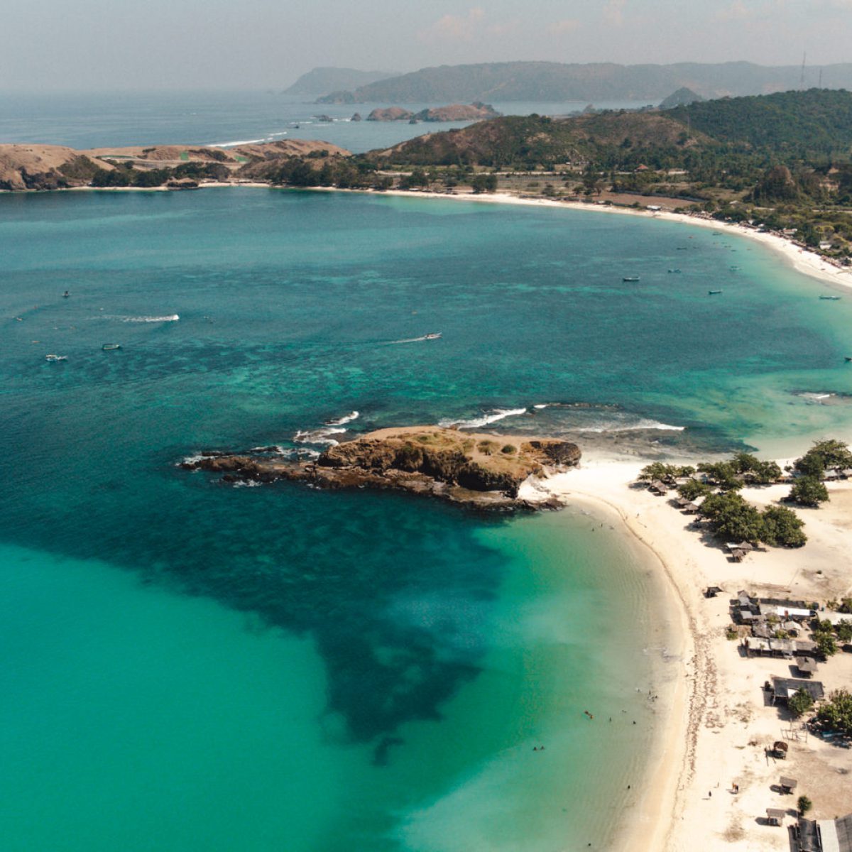 Drohnenaufnahme von Stränden im Süden von Lombok