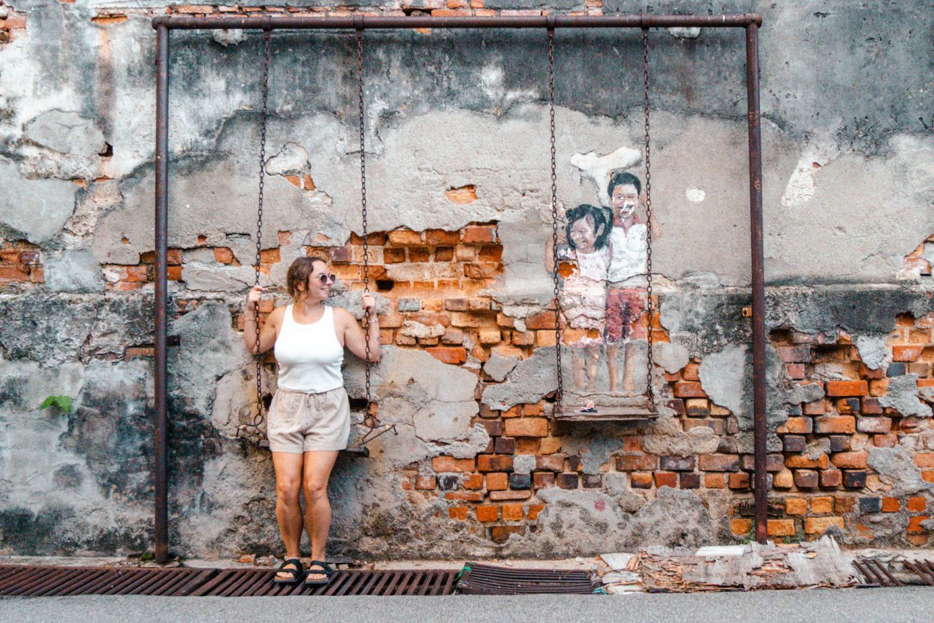 Julia auf einer Schaukel und Streetart in George Town Malaysia