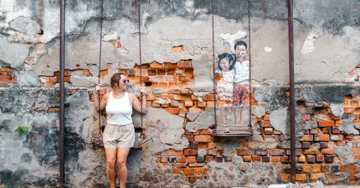 Julia auf einer Schaukel und Streetart in George Town Malaysia