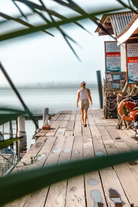 Julia auf einen der Clan Jetties in George Town