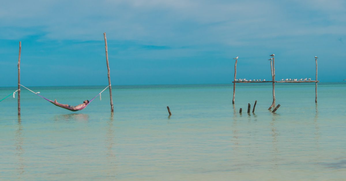 Matthias in der Hängematte auf Isla Holbox in Mexiko