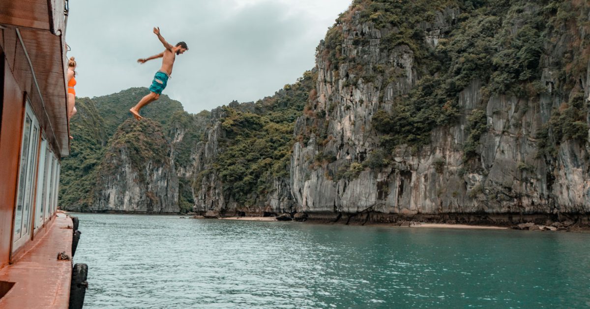 Matthias springt vom Boot in der Halong Bucht, Vietnam