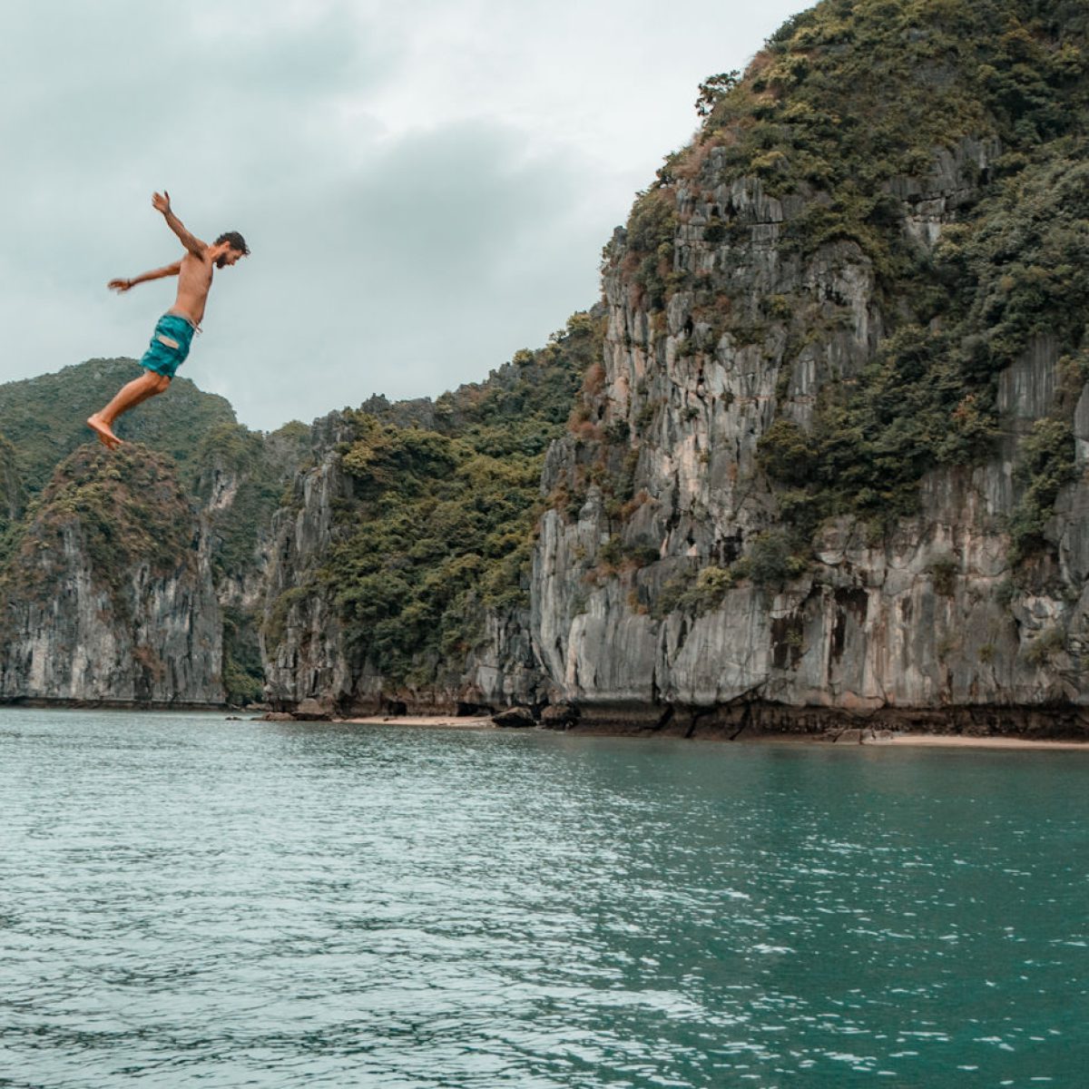 Matthias springt vom Boot in der Halong Bucht, Vietnam