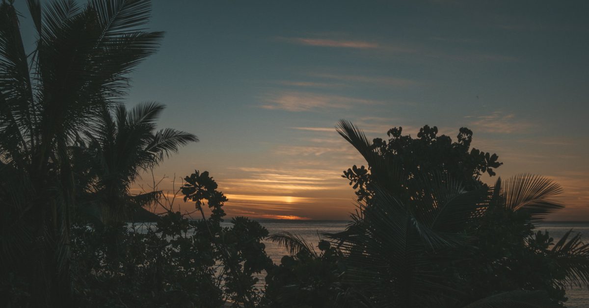 Sonnenuntergang am Honeymoon Beach auf den Fidschi Inseln