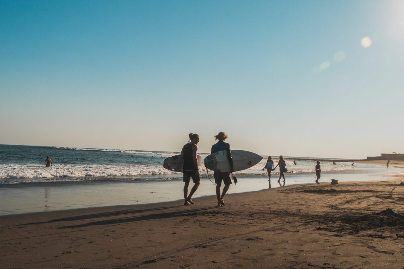 Surfer am Strand von El Tunco