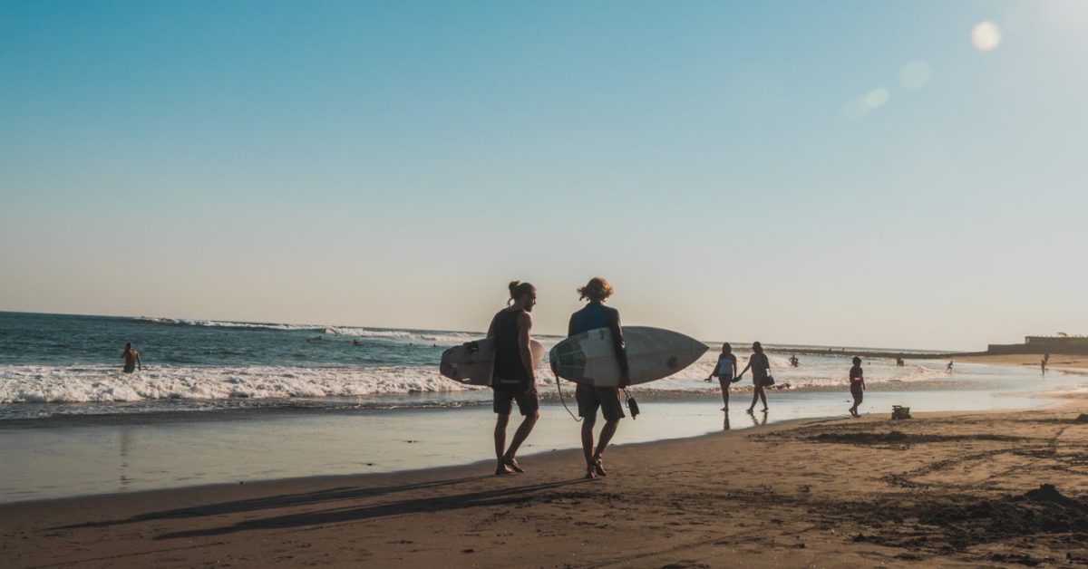 Surfer am Strand von El Tunco