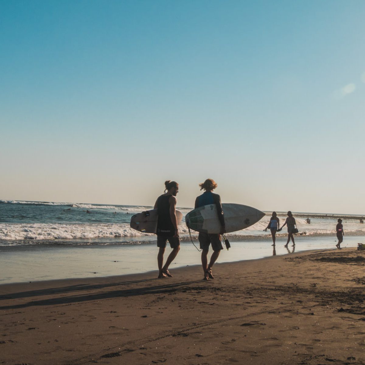 Surfer am Strand von El Tunco