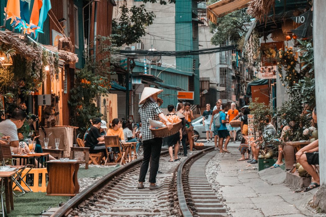 Treiben in der Trainstreet in Hanoi