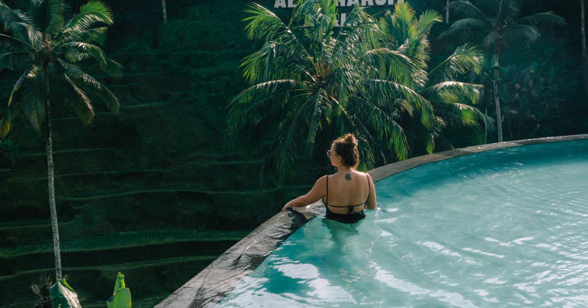 Julia im Infinitypool auf Bali