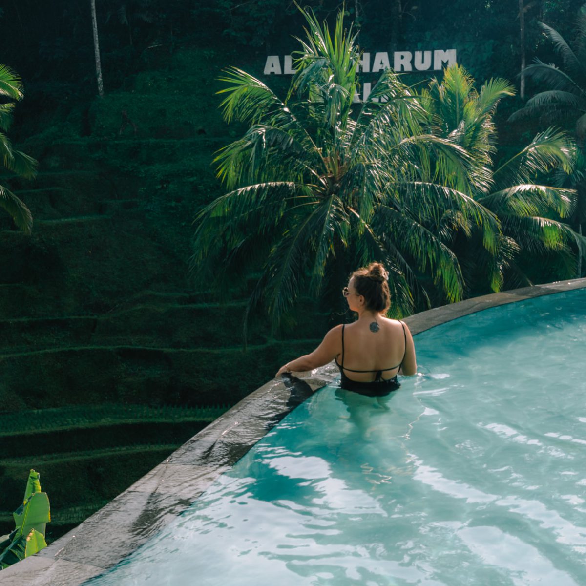 Julia im Infinitypool auf Bali