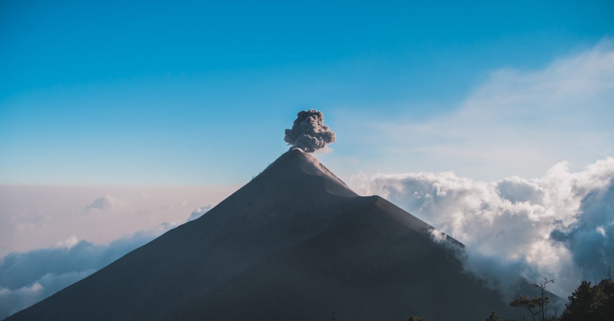 Ausbruch des Vulkan Fuego mit Aschewolke